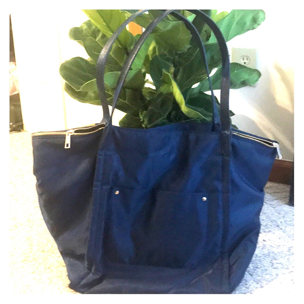 A new day nylon tote with lots of storage